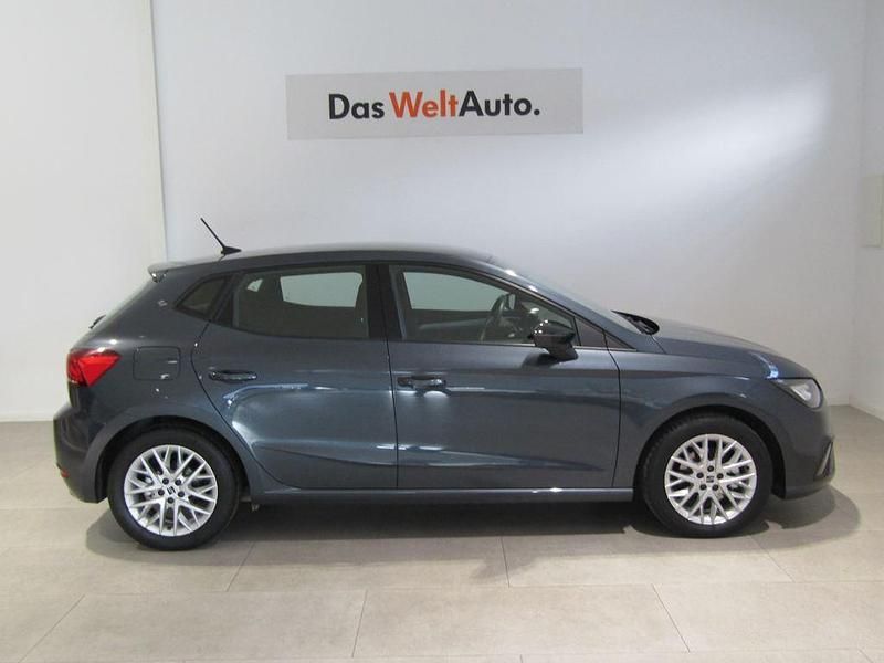 Usado Seat Ibiza FR 110 CV (80 kW) 2022 Gris Utilitario