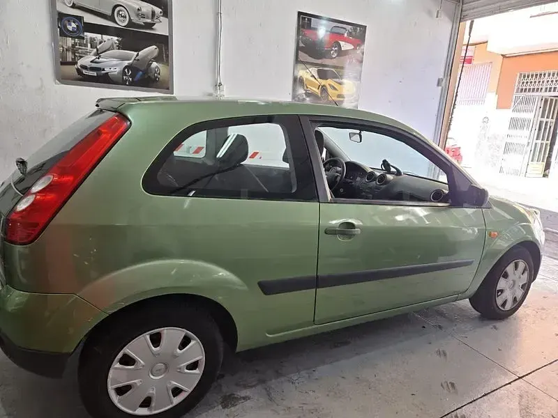 Usado Ford Fiesta Ambiente 70 CV (51 kW) 2006 Verde Utilitario