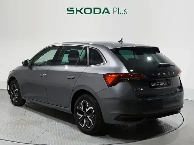 Usado Skoda Scala Selection 116 CV (85 kW) 2025 Gris Utilitario