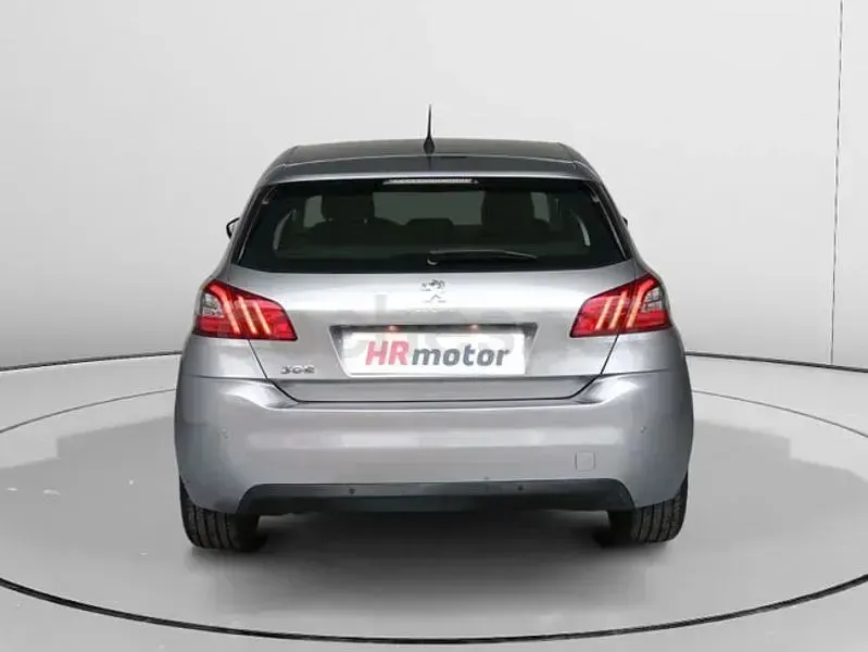 Usado Peugeot 308 Active 110 CV (80 kW) 2020 Gris / plata Berlina