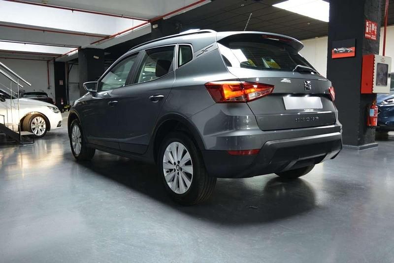 Usado Seat Arona Ecomotive 95 CV (69 kW) 2018 Gris SUV