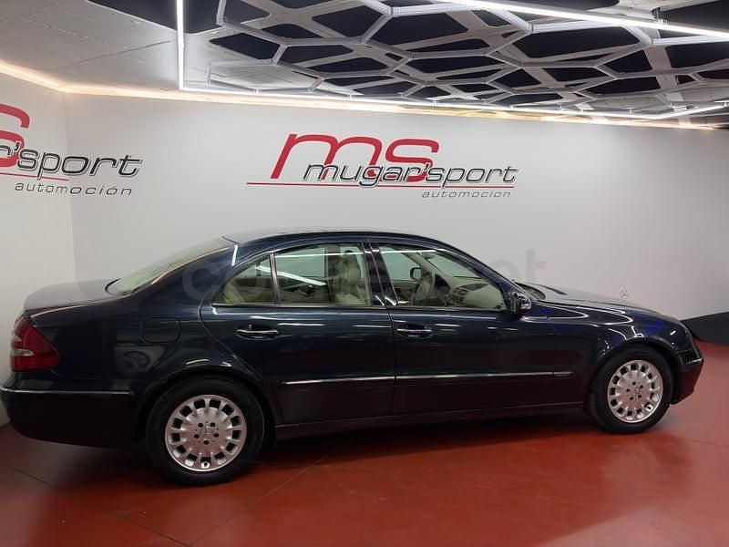 Usado Mercedes E270 Elegance 177 CV (130 kW) 2003 Azul Familiar