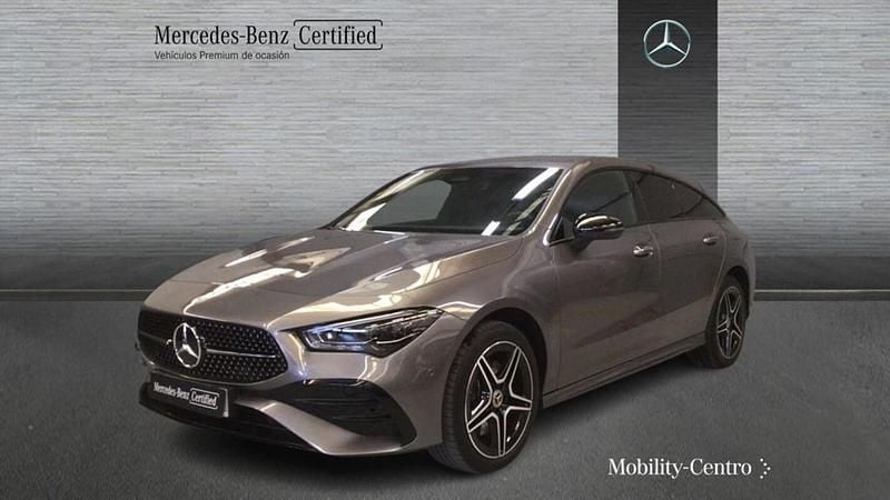 Mountaingrau met. Usado 2024 Mercedes CLA250 AMG line Berlina | 42.900 € - Imagen 1/4