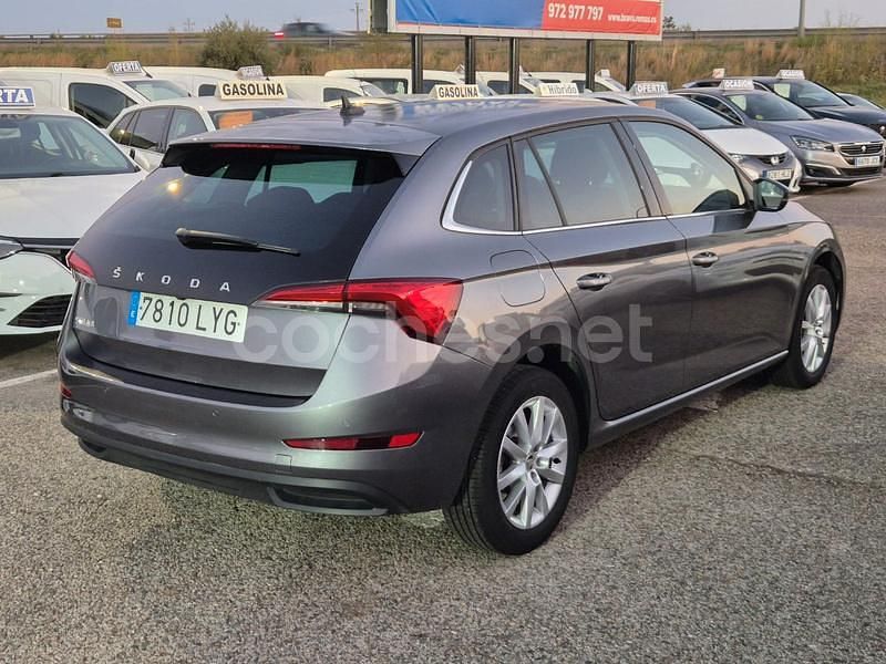 Usado Skoda Scala 95 CV (69 kW) 2022 Gris / plata Utilitario