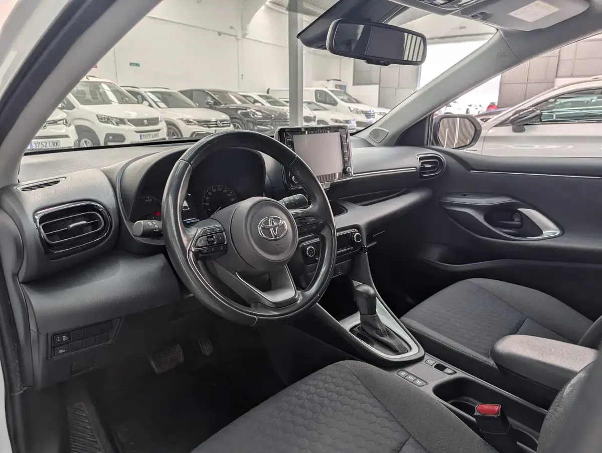 Usado Toyota Yaris Hybrid Active 116 CV (85 kW) 2022 Blanco Berlina