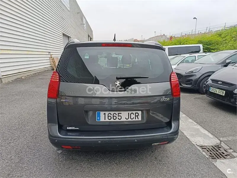 Usado Peugeot 5008 Allure 150 CV (110 kW) 2015 Gris / plata Monovolumen