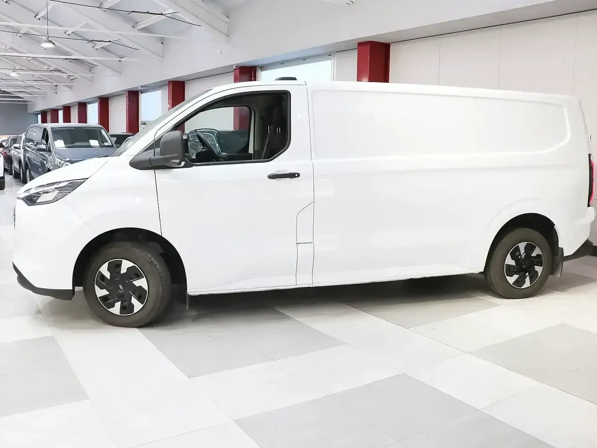 Usado Ford Transit Trend 100 kW (136 CV) 2024 Blanco Berlina