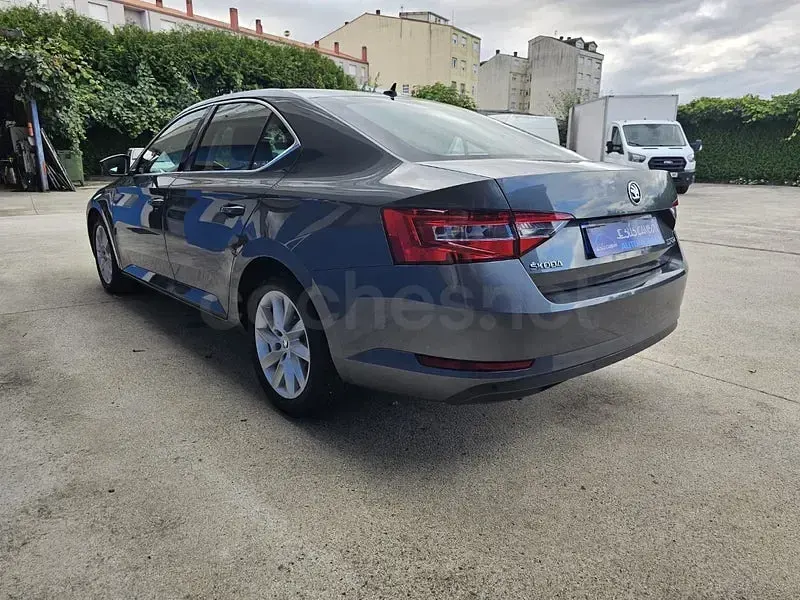 Usado Skoda Superb Ambition 150 CV (110 kW) 2019 Gris / plata Berlina