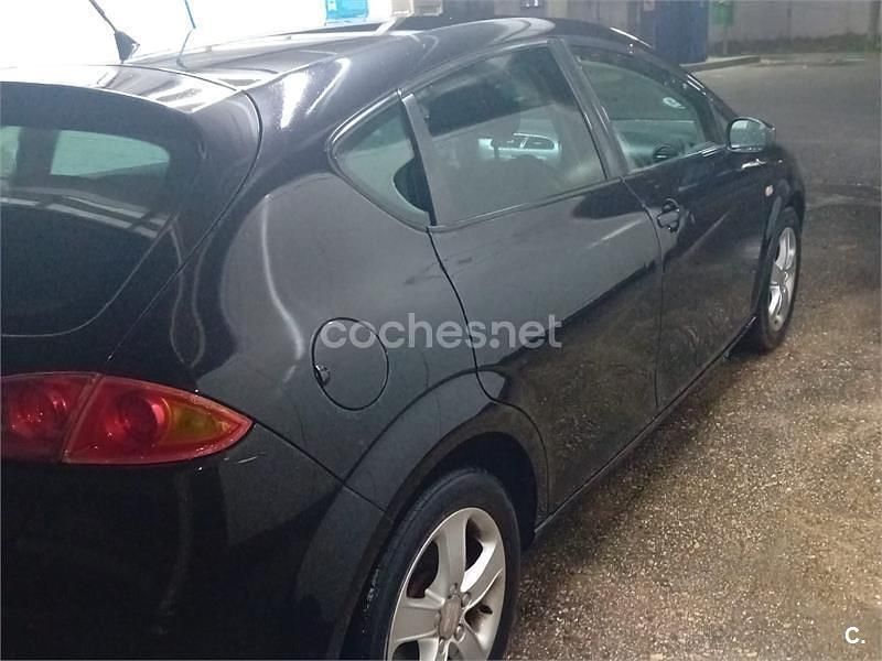Usado Seat Leon Style 105 CV (77 kW) 2008 Negro Utilitario