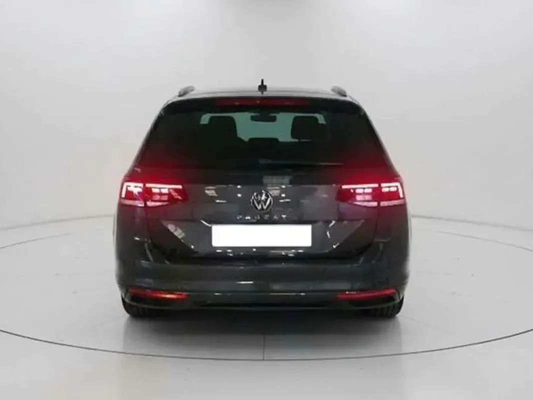 Usado VW Passat Executive 150 CV (110 kW) 2023 Gris Familiar