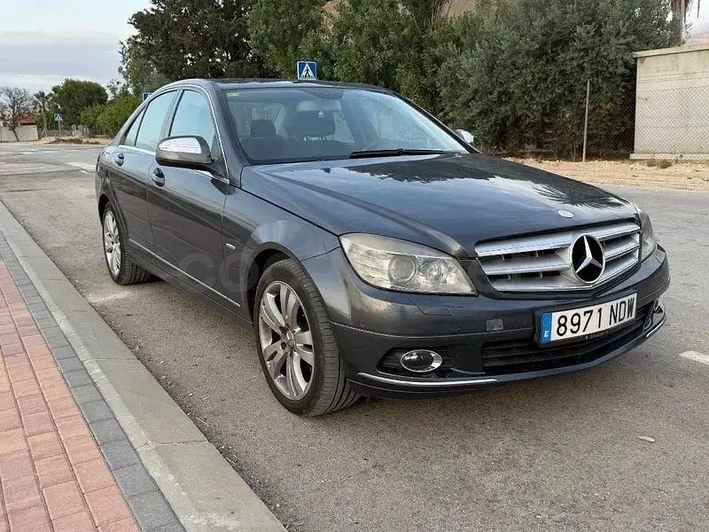 Usado Mercedes C320 Elegance 224 CV (164 kW) 2008 Gris / plata Berlina