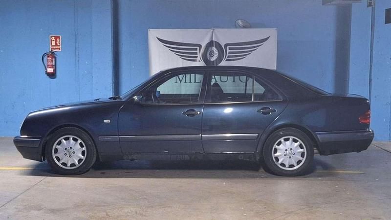 Usado Mercedes E300 Elegance 177 CV (130 kW) 1998 Azul Berlina