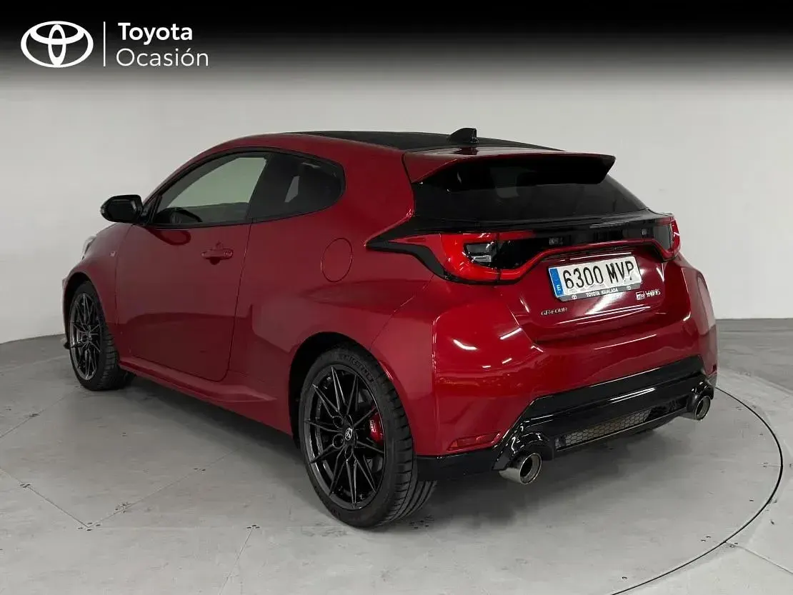 Usado Toyota Yaris 276 CV (202 kW) 2024 Rojo emocion Utilitario