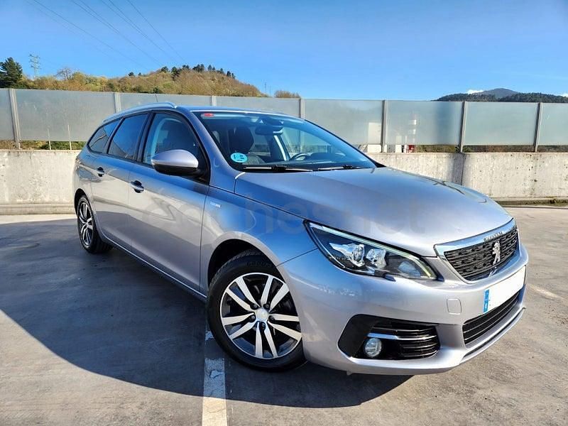 Usado Peugeot 308 SW Style 130 CV (95 kW) 2021 Gris / plata Familiar