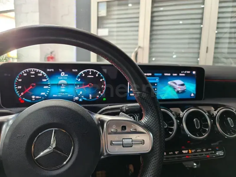 Usado Mercedes A200 163 CV (119 kW) 2019 Rojo Berlina