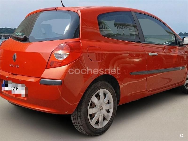 Usado Renault Clio II Dynamique 100 CV (73 kW) 2007 Rojo Berlina