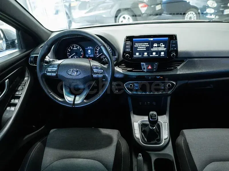 Usado Hyundai i30 GO! 120 CV (88 kW) 2019 Gris / plata Berlina