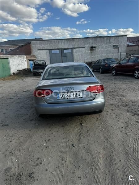 Usado Audi A4 136 HP (100 kW) 2011 Cinzento Sedan