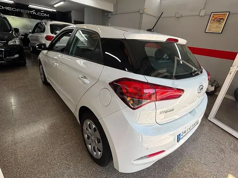 Usado Hyundai i20 100 CV (73 kW) 2017 Blanco Berlina