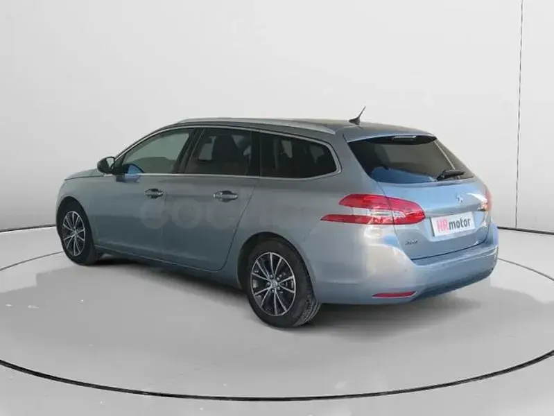 Usado Peugeot 308 Allure 130 CV (95 kW) 2017 Gris / plata Berlina