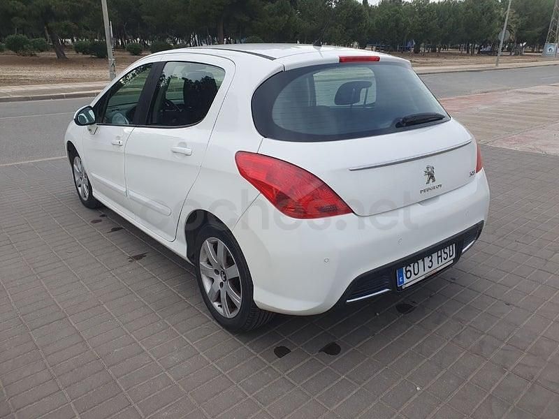 Usado Peugeot 308 Active 92 CV (67 kW) 2013 Blanco Berlina