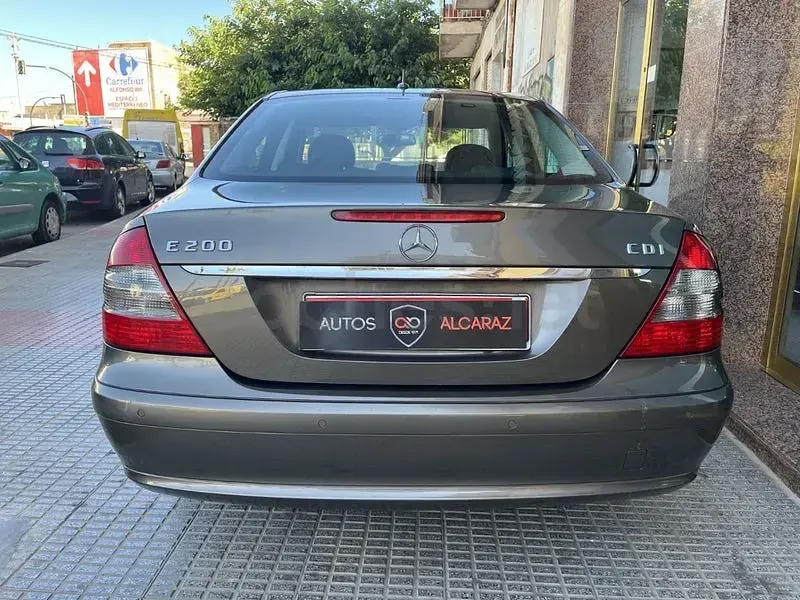 Usado Mercedes E200 Classic 136 CV (100 kW) 2007 Marrón Berlina