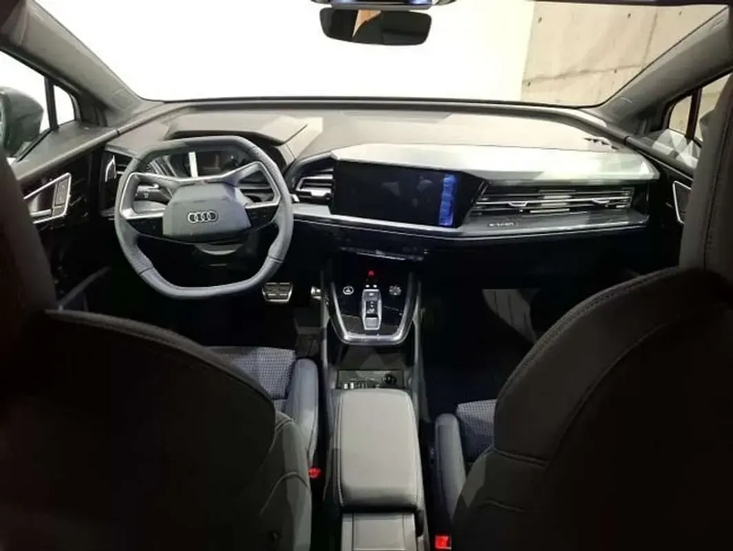 Usado Audi Q4 e-tron S-Line 210 kW (286 HP) 2025 Cinzento SUV