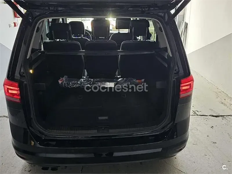 Usado VW Touran Advance 150 CV (110 kW) 2023 Negro Monovolumen