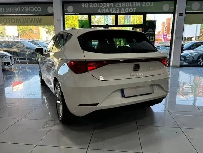 Usado Seat Leon Style 115 CV (84 kW) 2021 Blanco Berlina