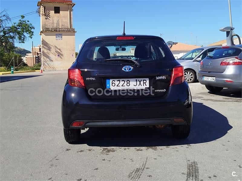 Usado Toyota Yaris Hybrid Active 100 CV (73 kW) 2017 Negro Berlina