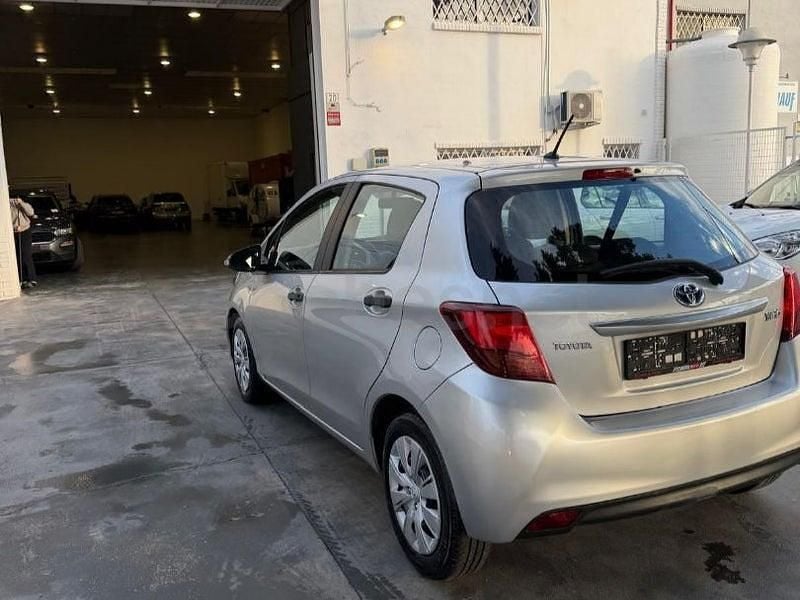 Usado Toyota Yaris Active 90 CV (66 kW) 2015 Gris / plata Utilitario