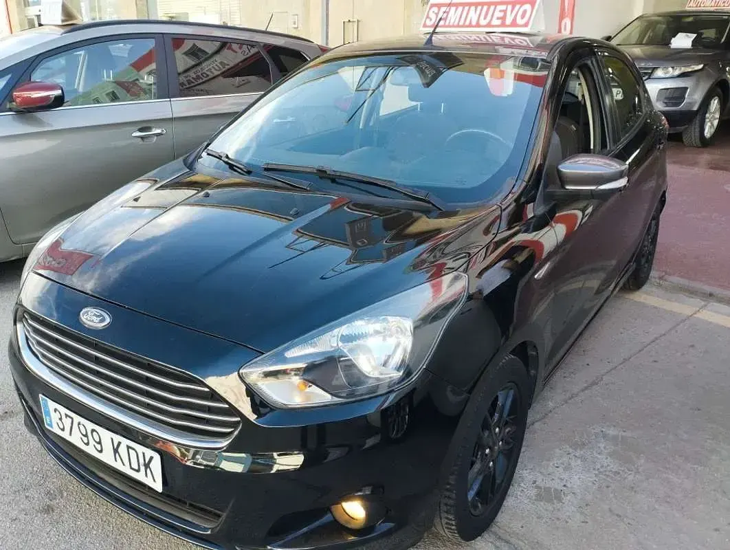 Usado Ford Ka Plus Ultimate 86 CV (63 kW) 2017 Negro Utilitario