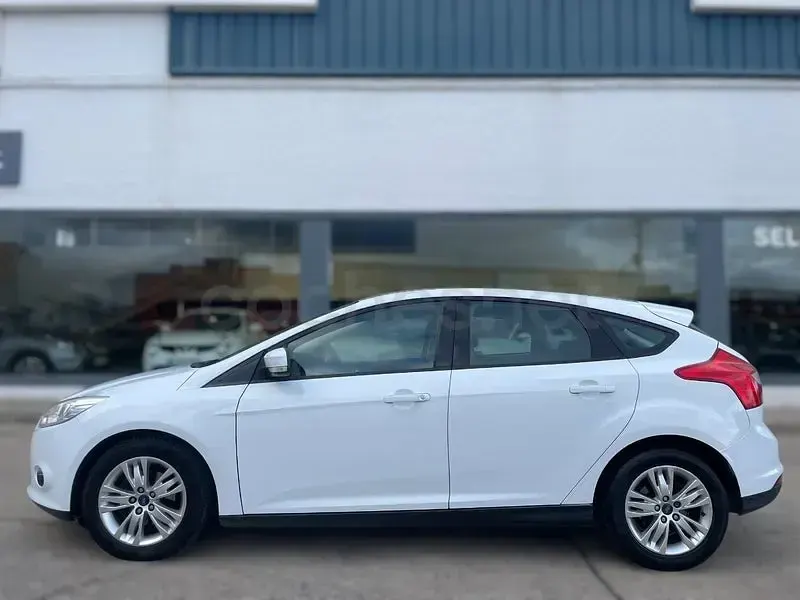 Używany Ford Focus Trend 115 KM (84 kW) 2014 Biały Sedan/Limuzyna