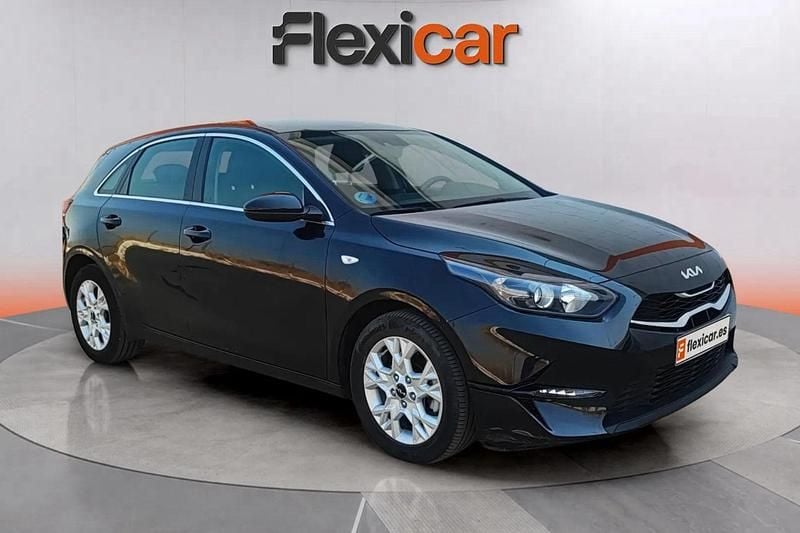 Usado Kia Ceed 136 CV (100 kW) 2023 Negro Utilitario