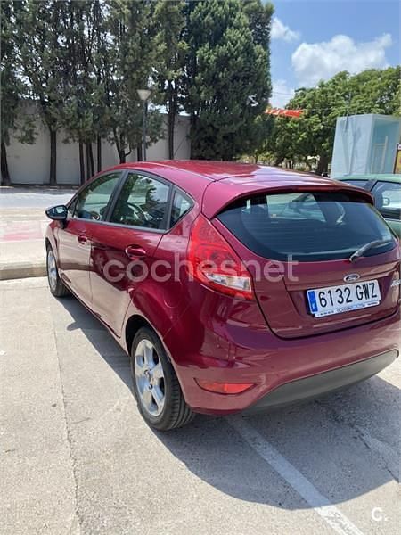 Usado Ford Fiesta Trend 96 CV (70 kW) 2010 Rojo Utilitario