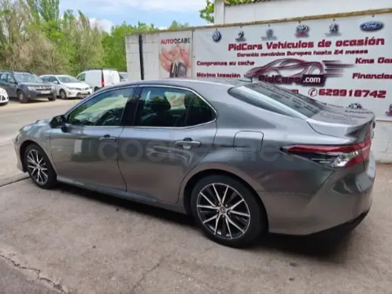 Usado Toyota Camry Luxury 218 CV (160 kW) 2022 Gris / plata Berlina