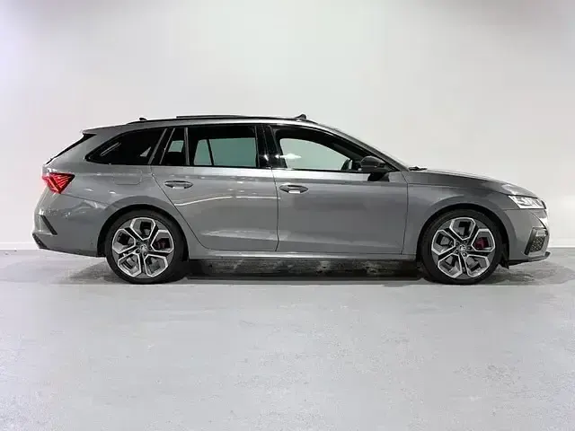 Usado Skoda Octavia RS 245 CV (180 kW) 2024 Gris Familiar