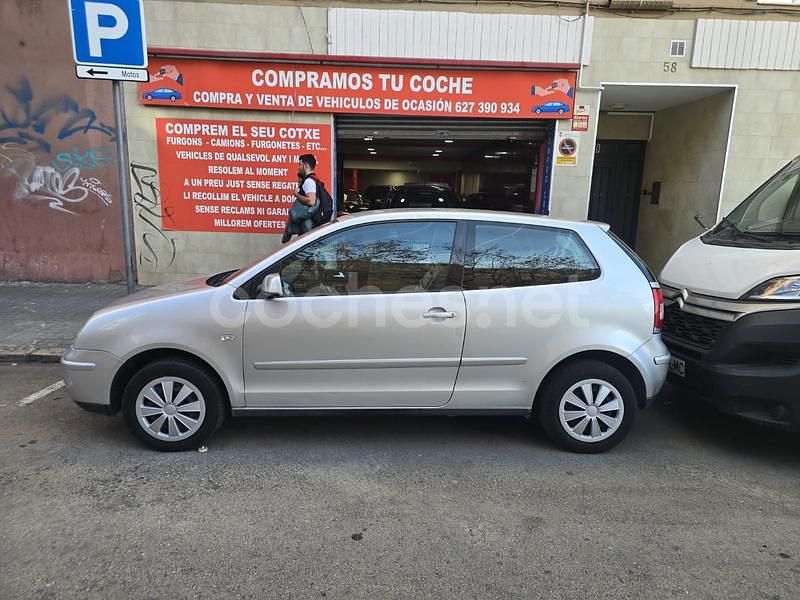 Usado VW Polo Highline 75 CV (55 kW) 2002 Gris / plata Berlina