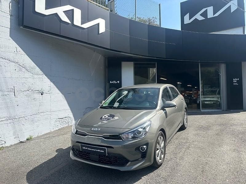 Usado Kia Rio 84 CV (61 kW) 2023 Gris / plata Berlina