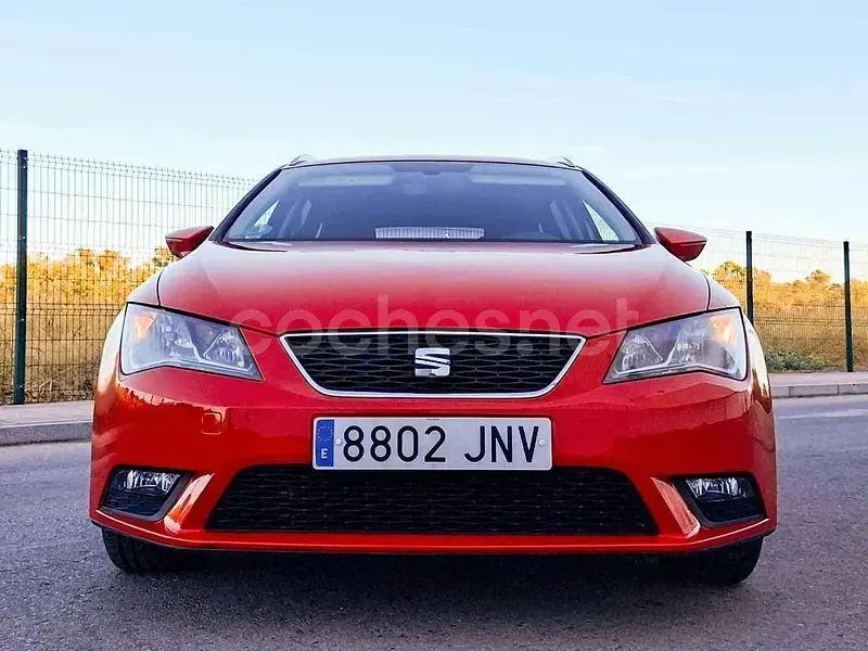 Usado Seat Leon Style 110 CV (80 kW) 2016 Rojo Familiar