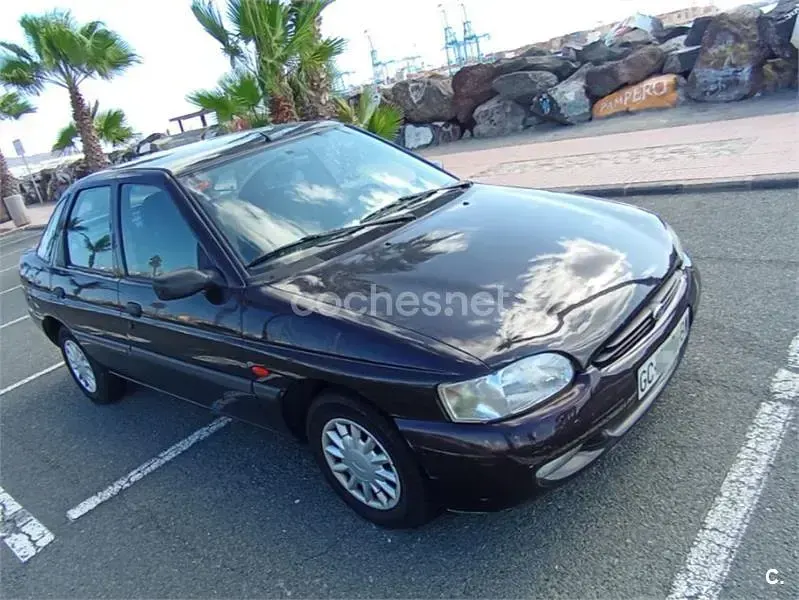 Usado Ford Escort 90 CV (66 kW) 1997 Violeta / lila Berlina