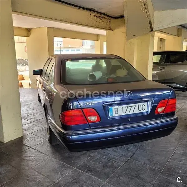 Usado Mercedes E200 Elegance 136 CV (100 kW) 1998 Azul Berlina