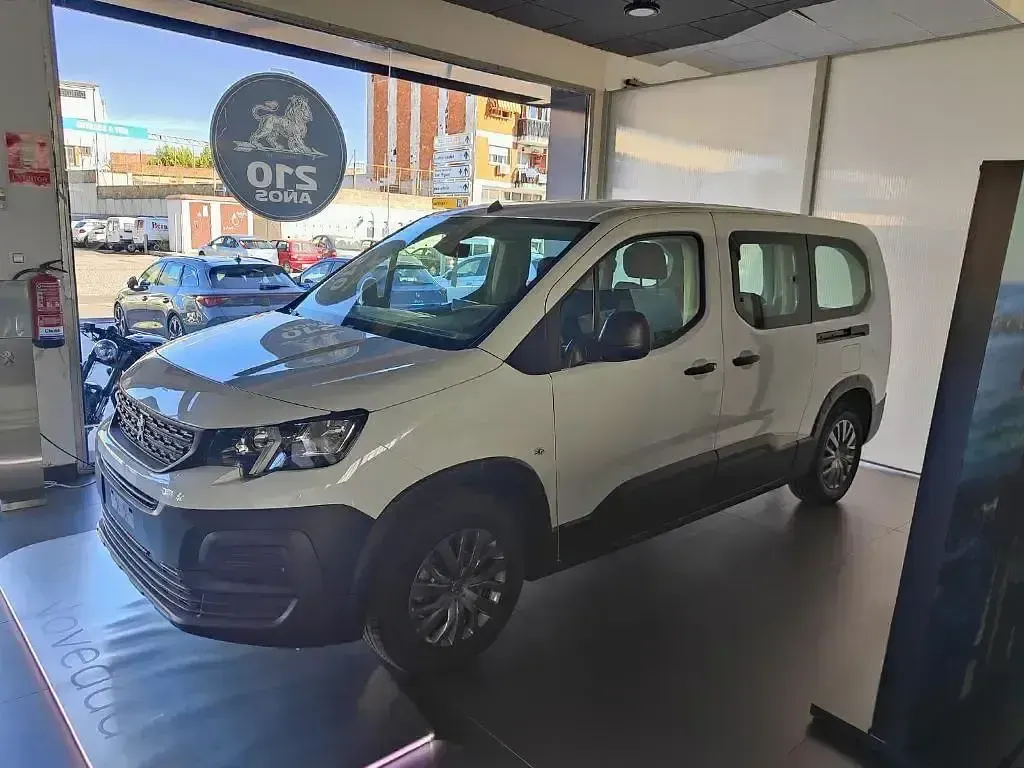 Usado Peugeot e-Rifter Allure 100 kW (136 CV) 2023 Epr blanc icy Monovolumen