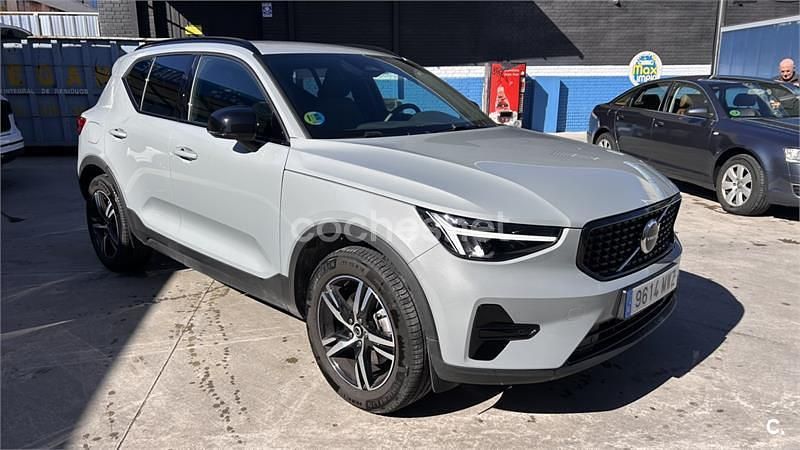 Usado Volvo XC40 Plus 163 CV (119 kW) 2024 Gris / plata SUV