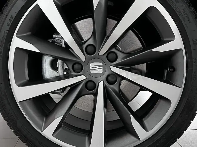 Nuevo Seat Leon FR 150 CV (110 kW) 2026 Gris / plata Berlina