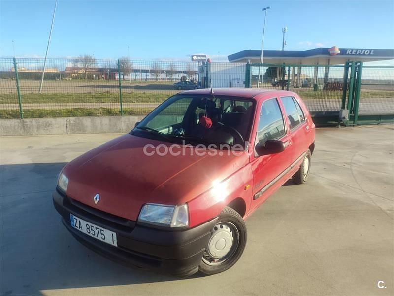 Usado Renault Clio 60 CV (44 kW) 1996 Rojo Utilitario