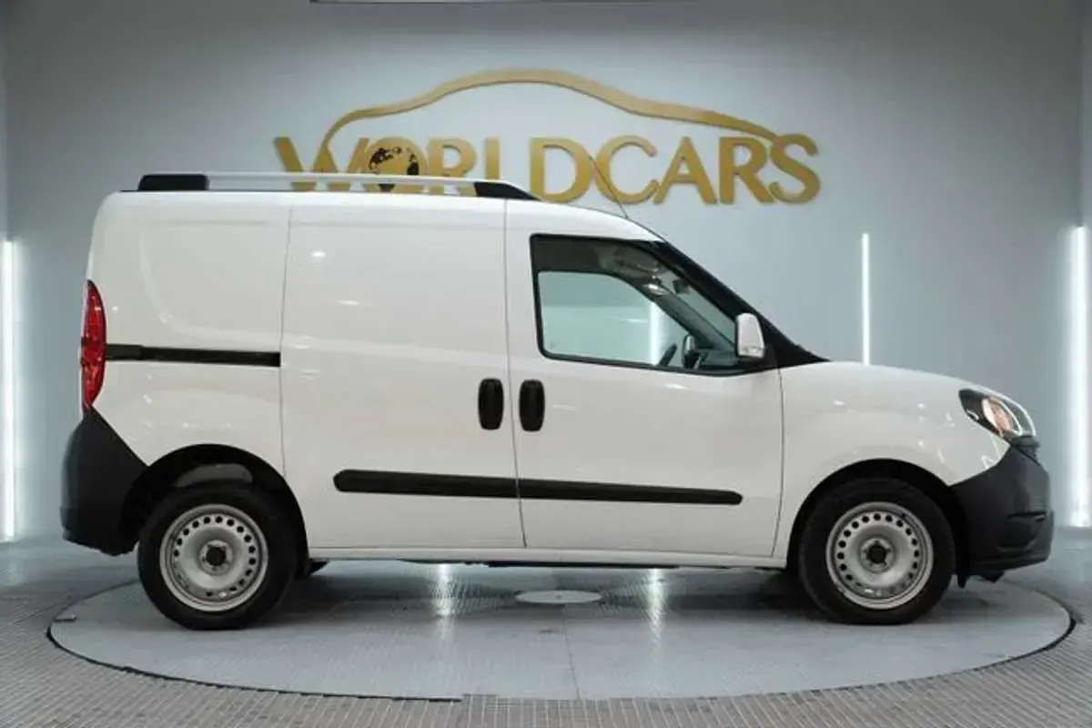 Usado Fiat Doblò 90 CV (66 kW) 2022 Blanco Monovolumen