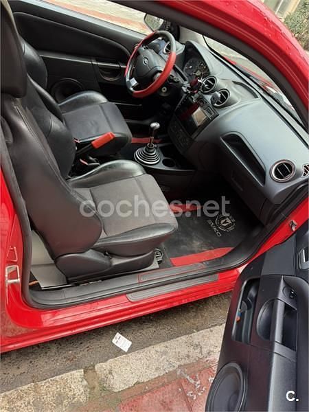 Usado Ford Fiesta 100 CV (73 kW) 2006 Rojo Utilitario