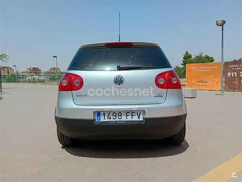 Usado VW Golf IV Highline 105 CV (77 kW) 2006 Gris / plata Berlina