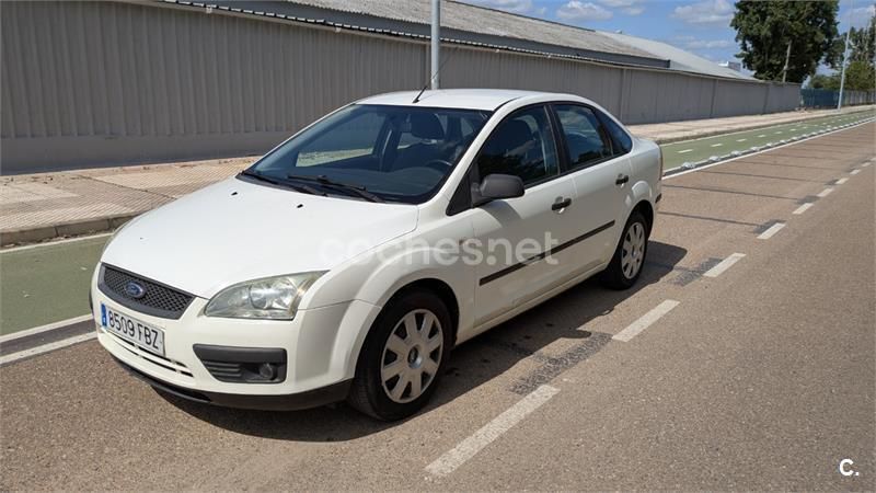 Blanco Usado 2006 Ford Focus Trend Berlina | 2500 € (Precio justo) - Imagen 1/4